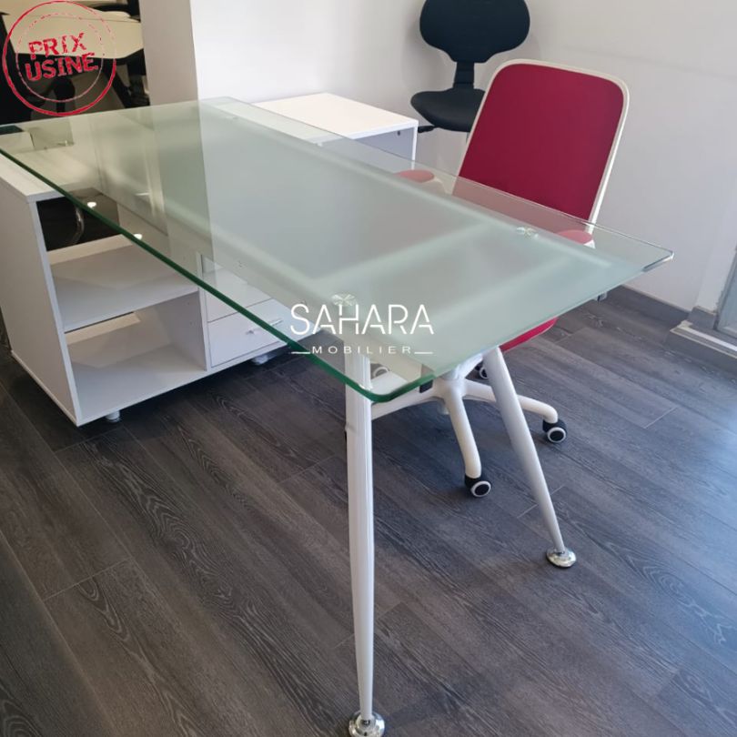 bureau plateau en verre piétements : 2 en métal 2 style niche fixé sur le coté droit du bureau
